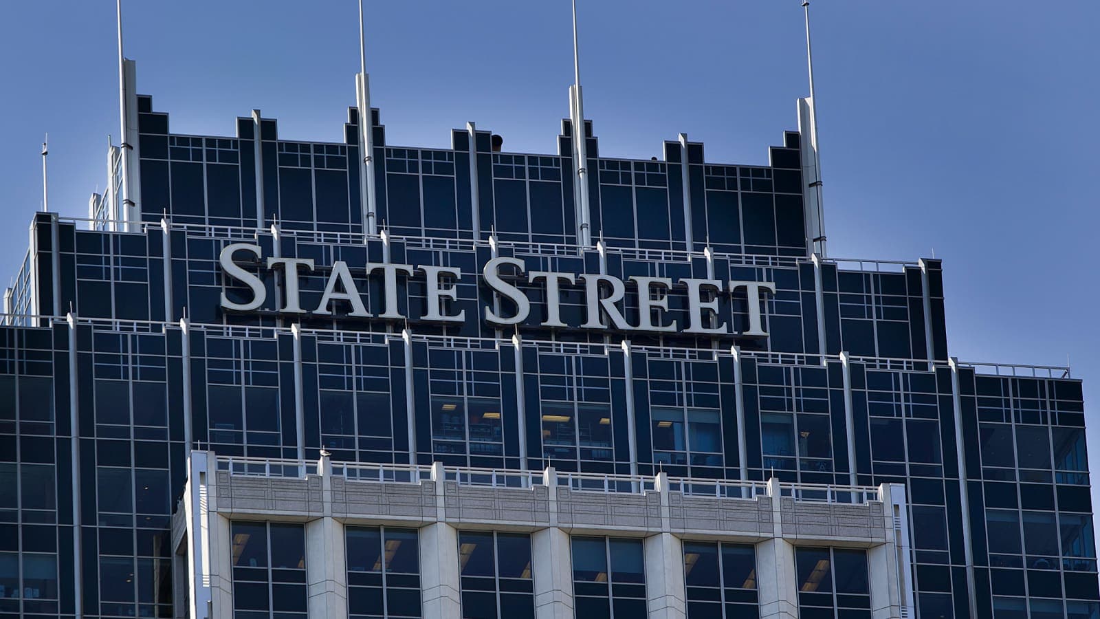 State Street Beats Q4 Expectations But Shares Slip Amid Mixed Guidance