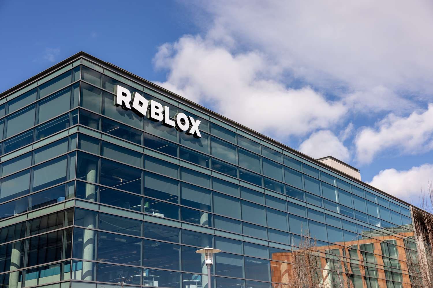 Benchmark Reaffirms Buy Rating on Roblox, Highlights AI and Monetization as Growth Drivers