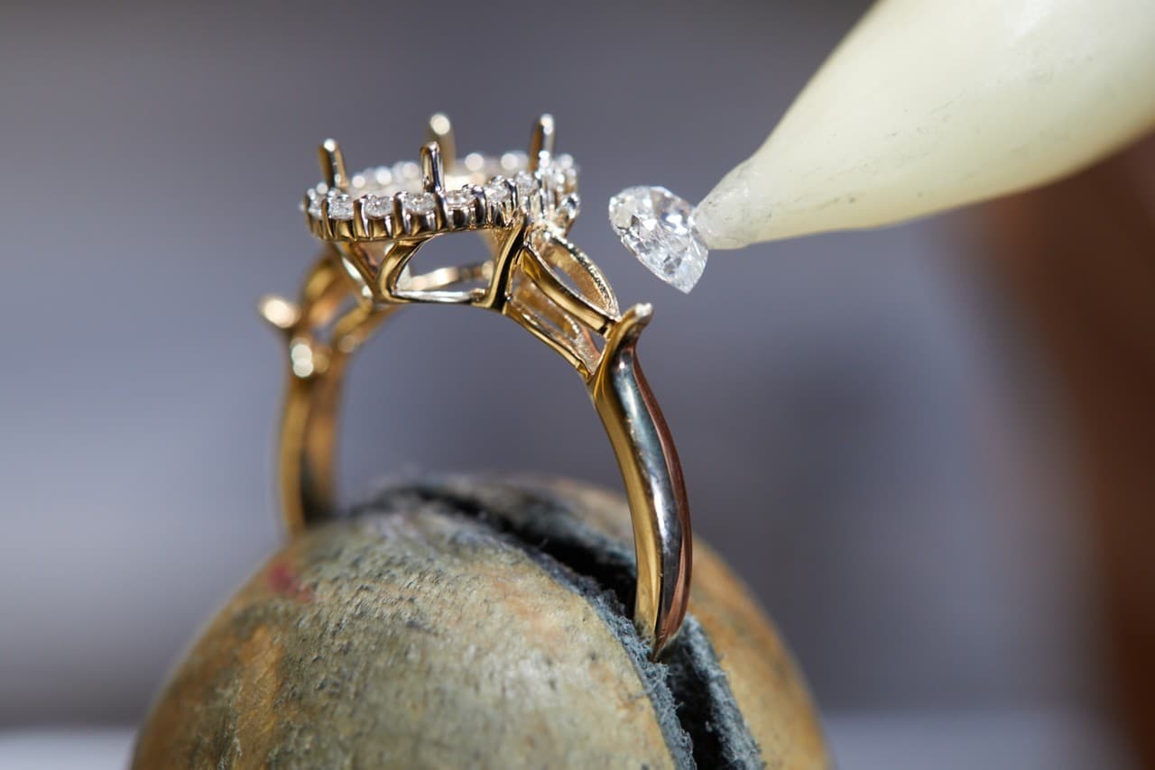 Signet Jewelers Lifts Forecast After Earnings Beat, Shares Jump 11%